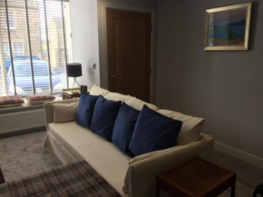 40 Newgate Barnard Castle -Central Location - Court Yard - Dog Friendly - Sleeps 7 - Wood Burner - Complimentary Logs & Wine - Smart TV